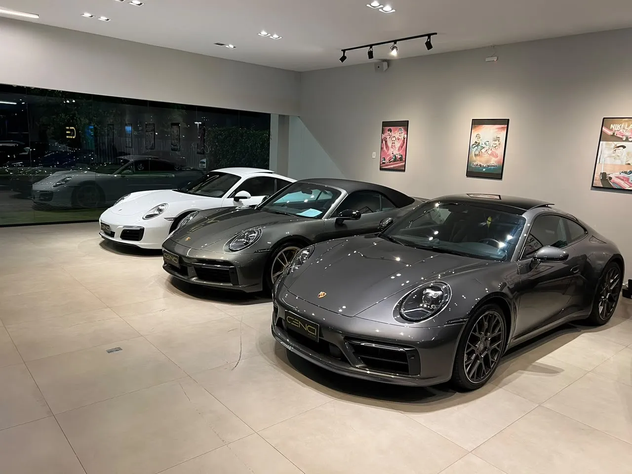 Três Porsche 911 lado a lado no salão da Cenci Motors